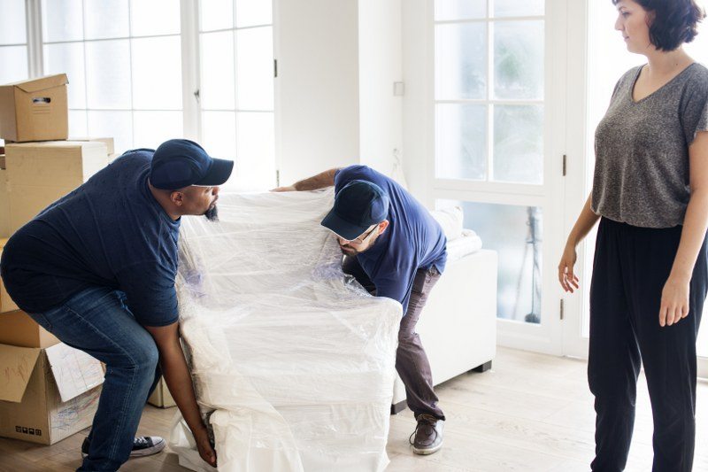 7 Reasons You Should Use a Professional Moving Company (Not Family and Friends)